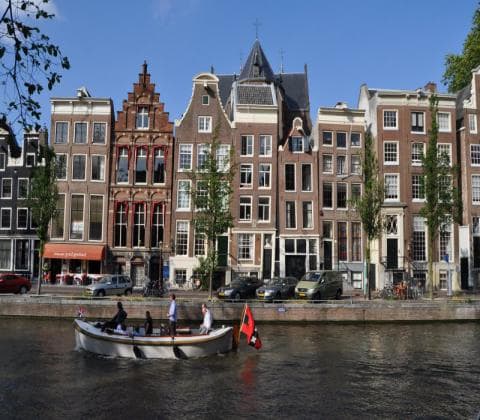coffeeshop-boat-tour-lean-canal-houses