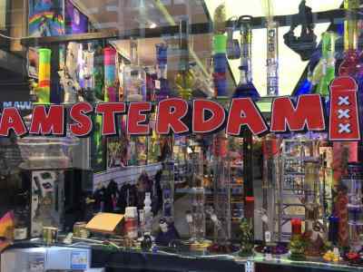coffeeshop_tour_amsterdam_head_shop